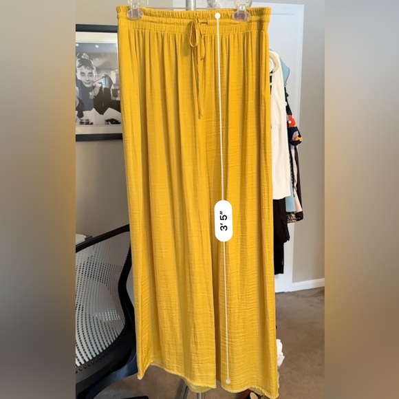 Wide leg loose silky pants. - Picture 4 of 5